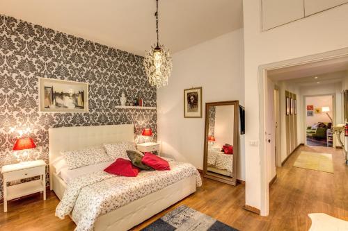 罗马AwesHomeItaly - Spagna Glamour Life Penthouse的卧室配有白色的床和镜子