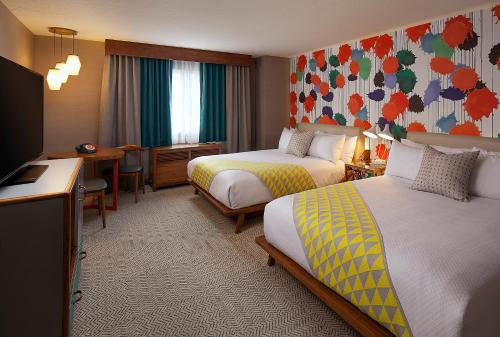 洛杉矶肯尼 - 威尼斯海滩酒店的酒店客房设有两张床和一台平面电视。