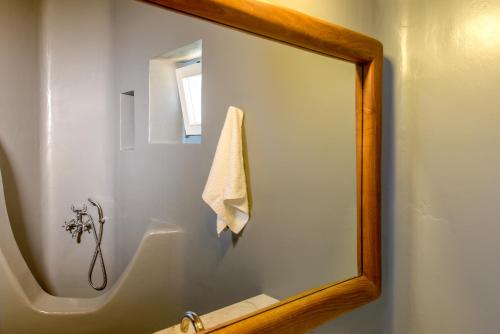 胡拉吉亚日落别墅的浴室设有镜子和水槽