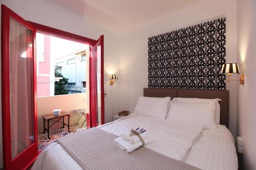 纳夫普利翁Messini Pension的卧室配有一张大白色床和窗户