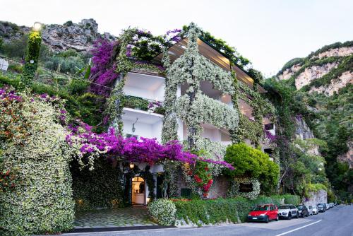 普莱伊亚诺佩莱格里诺酒店的街道上花草覆盖的建筑