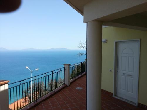 皮拉伊诺Nicoletta的阳台设有门,享有海景。