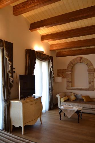 Mozzagrogna德卢卡农家乐的客厅配有沙发和电视。