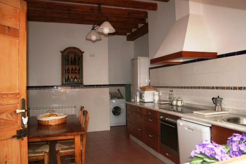Mahora马约拉之家酒店的厨房配有水槽和洗衣机