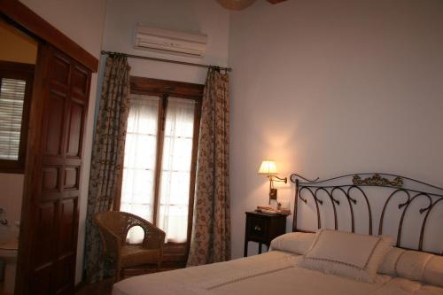 Mahora马约拉之家酒店的一间卧室设有一张床和一个窗口