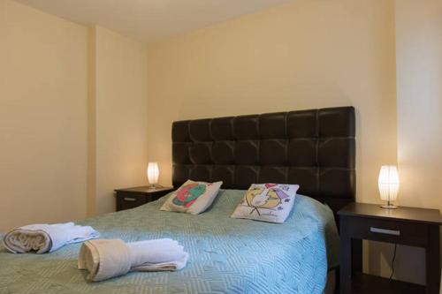科尔多瓦努埃瓦科尔多瓦顿波利奥公寓的一间卧室配有一张带两个枕头的床