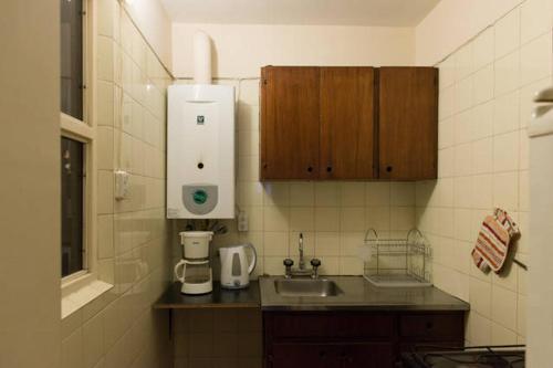 科尔多瓦努埃瓦科尔多瓦顿波利奥公寓的厨房配有水槽和台面