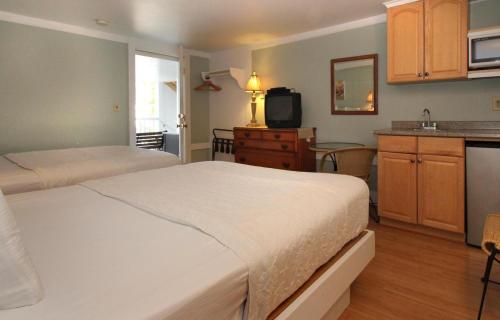 罗克波特鹰之家汽车旅馆的酒店客房带两张床和厨房