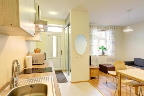 派尔努Hommiku 8a Apartment的厨房以及带沙发和桌子的客厅。