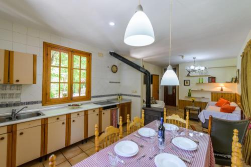 托雷斯La Casita的厨房以及带桌椅的起居室。