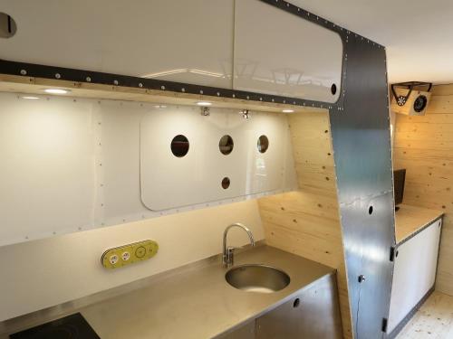 因克勒斯SnowSun -Vacances Pirinenca的厨房设有水槽和两洞的墙壁