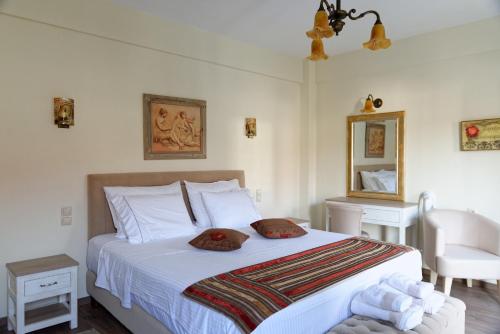 KaléntzionAlexandra Hotel的卧室配有白色的床和两个枕头