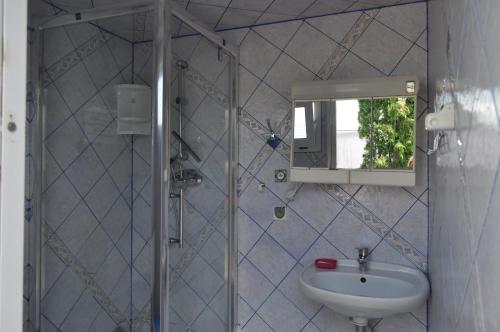 尼彻兹玛格达露营地的一间带水槽和镜子的浴室