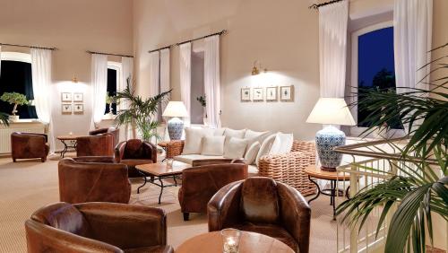 萨加尔德Precise Resort Rügen & SPLASH Erlebniswelt的客厅配有沙发、椅子和桌子