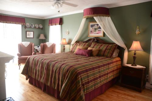 大瀑布科迪住宿加早餐酒店的一间卧室配有一张带绿色墙壁的床