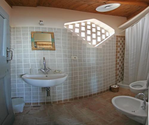 MontecarottoLocanda San Francesco的一间带水槽、镜子和卫生间的浴室