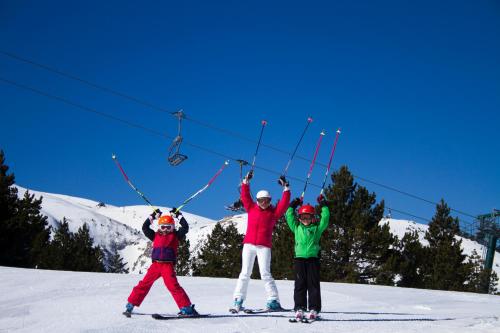 阿洛斯阳光普照酒店的三人乘滑雪缆车