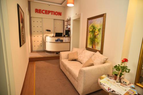 贝尔格莱德文物公寓的客厅位于沙龙前,配有沙发