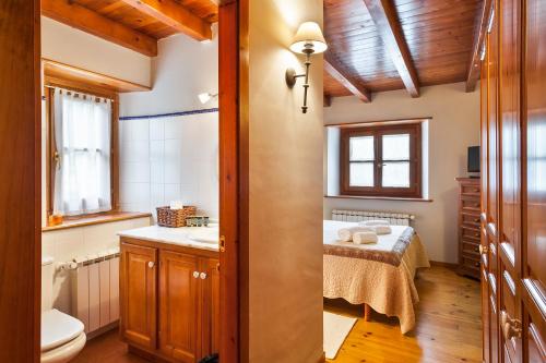 GessaGessa Luxury Apartments Fantastica terraza y vistas的一间带床、水槽和卫生间的浴室