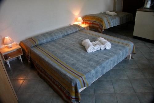 科佩尔布图尔之家农家乐的一间卧室配有两张床和白色毛巾。