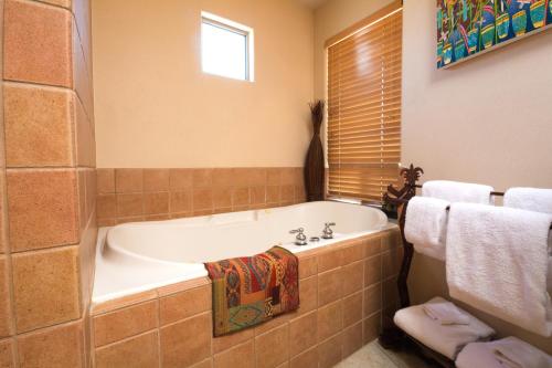 斯科茨伊格尔山旅馆的带浴缸和盥洗盆的浴室