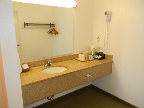 阿拉米达Rodeway Inn Alameda-Oakland的一间带水槽和镜子的浴室