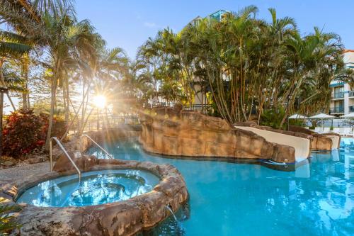 黄金海岸Oaks Gold Coast Calypso Plaza Suites的度假村的游泳池,带水滑梯