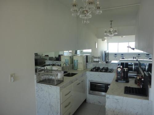 里约热内卢Ipanema's heart的一个带白色柜台和电器的大厨房