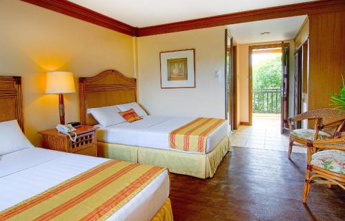 长滩岛长滩热带贝斯特韦斯特酒店的酒店客房设有两张床和一个阳台。