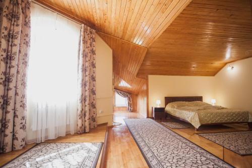 切尔诺夫策萨克森蒂姆公寓的一间卧室设有一张床和一个大窗户