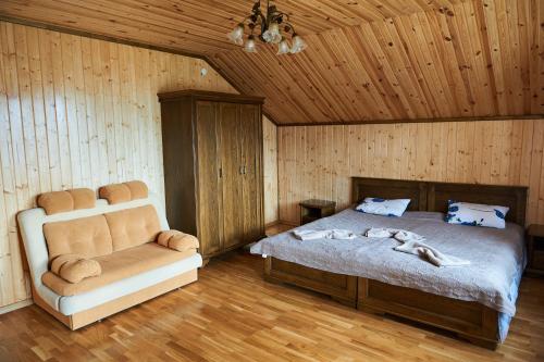 布克维Panskyi Kut的一间卧室配有一张床和一个沙发