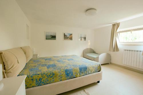 彼得拉桑塔Casa Mite的白色的卧室设有床和窗户