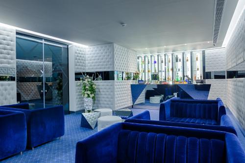 波尔图波尔图水晶酒店的大堂设有蓝色的沙发、桌子和窗户。