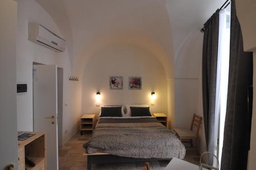 格拉维纳普利亚Porta San Michele的一间卧室,卧室内配有一张大床