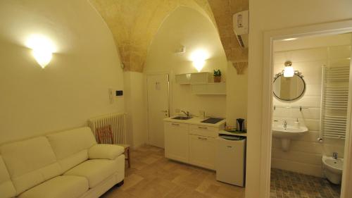 格拉维纳普利亚Porta San Michele的带沙发和水槽的客厅