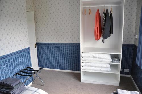 DonagheyEaglesfield House Guest Apartment的浴室设有衣柜和毛巾。