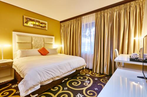 约翰内斯堡棕榈洲际酒店的酒店客房设有床和窗户。