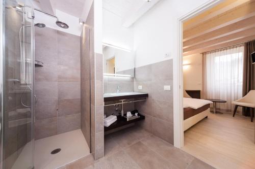 马尔切西内Bed and Breakfast Casa Mosole的带淋浴和盥洗盆的浴室
