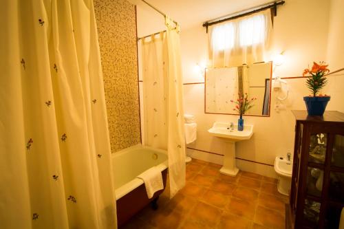贝尔蒙特皇家卡索纳贝尔特拉纳哈宾馆的带浴缸、卫生间和盥洗盆的浴室