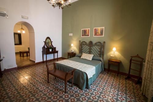 贝尔蒙特皇家卡索纳贝尔特拉纳哈宾馆的一间卧室,卧室内配有一张床和一把椅子