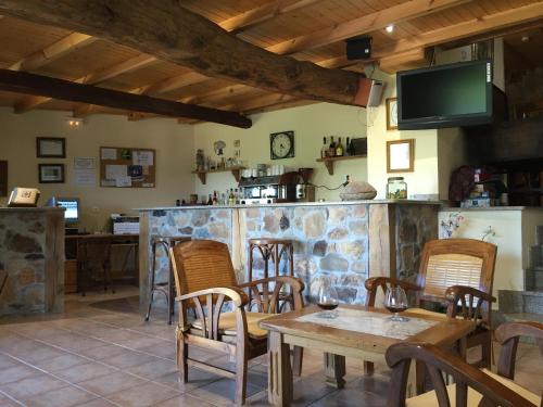 Vega de EspinaredaHotel Rural Casa Ana的一间带桌椅和柜台的餐厅
