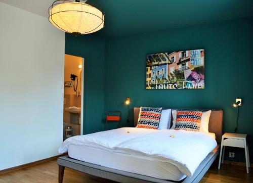 纳沙泰尔路易斯 - 法夫尔21号住宿加早餐旅馆的一间卧室配有一张带绿色墙壁的床