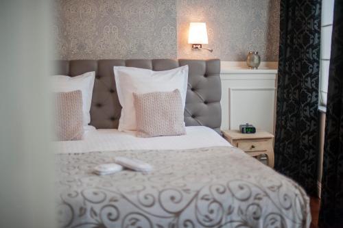 通厄伦凯艾拉斯七世精品酒店的卧室配有带枕头的大型白色床