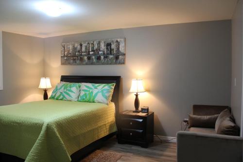 Stratford瑟仁迪勃住宿加早餐旅馆的一间卧室配有一张床、一把椅子和两盏灯。