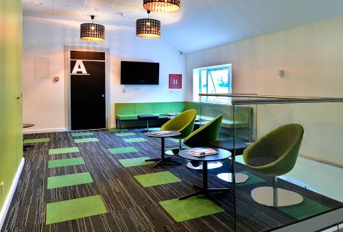 杜布罗夫尼克你的365旅舍 的一间会议室,配有绿色椅子和墙上的标志