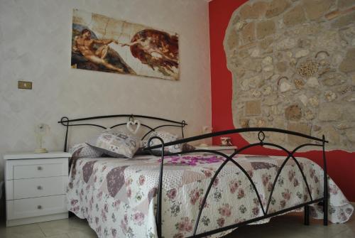 Piedimonte San GermanoB&B Casale Shanti的一间卧室设有一张床和石墙
