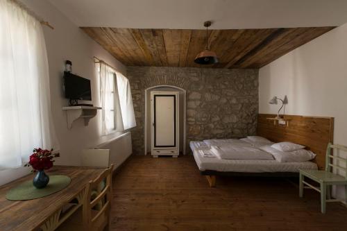 埃格尔Plitzner Belvárosi Apartmanház的一间卧室配有一张床和一台电视。