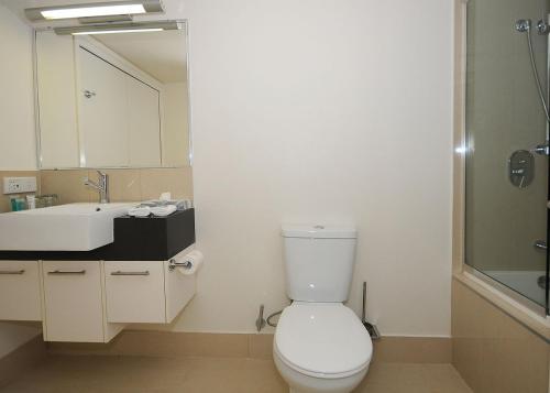 赫维湾华美达赫维湾酒店的一间带卫生间、水槽和镜子的浴室