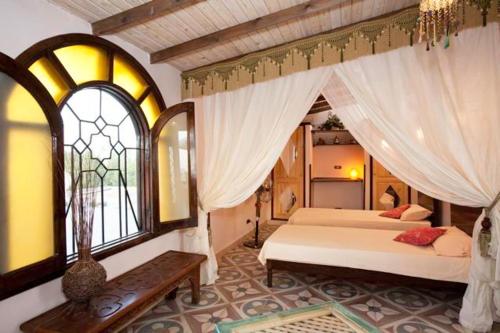 达哈布波西米亚公寓的一间卧室设有两张床和窗户。