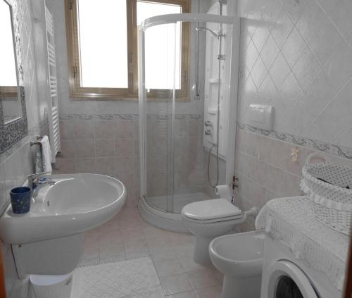 滨海波利尼亚诺Casa Angy的浴室配有盥洗盆、卫生间和淋浴。